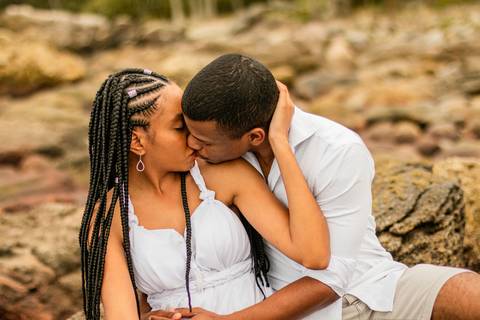 Inspiração e ideias criativas  ensaio fotográfico pré casamento de casal na Praia das Calhetas - São Sebastião - SP'