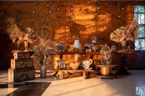 Inspiração e ideias criativas de fotos fotográfico de decoração de casamento mesa do bolo no Espaço Almeida Buono
'