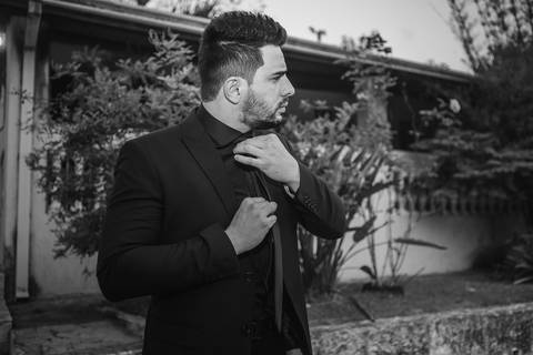 Inspiração e ideias criativas de fotos fotográfico de Making Of do noivo no Espaço Almeida Buono'