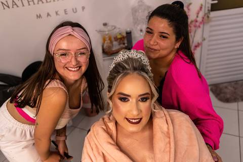 Inspiração e ideias criativas de fotos fotográfico de Making Of da noiva no espaço Nathalia Salles e Jayne Hair '