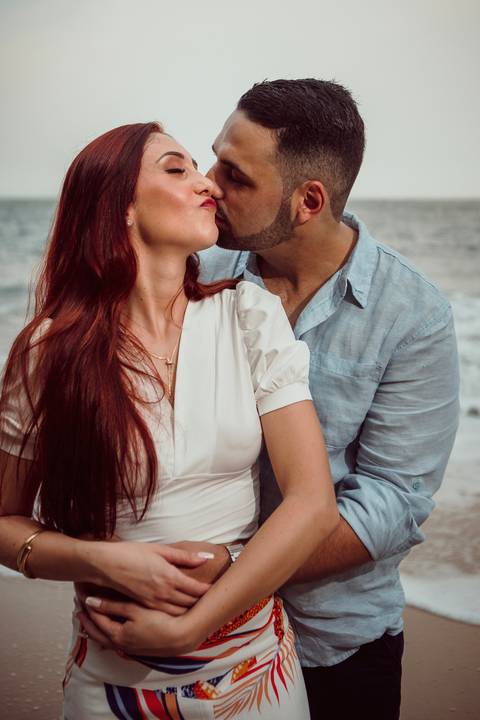 Inspiração e ideias criativas  ensaio fotográfico pré casamento de casal na Praia Sorocotuba - Guarujá - SP'