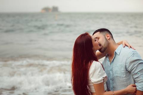 Inspiração e ideias criativas  ensaio fotográfico pré casamento de casal na Praia Sorocotuba - Guarujá - SP'