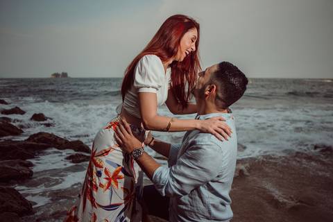 Inspiração e ideias criativas  ensaio fotográfico pré casamento de casal na Praia Sorocotuba - Guarujá - SP'