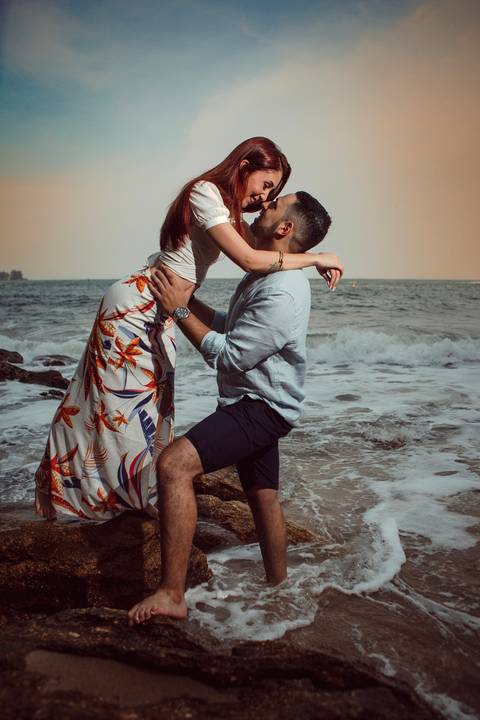 Inspiração e ideias criativas  ensaio fotográfico pré casamento de casal na Praia Sorocotuba - Guarujá - SP'