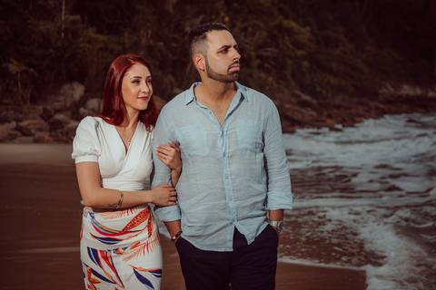 Inspiração e ideias criativas  ensaio fotográfico pré casamento de casal na Praia Sorocotuba - Guarujá - SP'