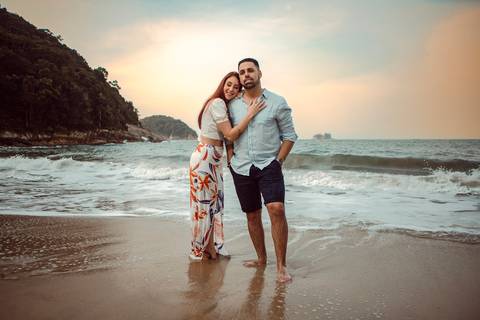 Inspiração e ideias criativas  ensaio fotográfico pré casamento de casal na Praia Sorocotuba - Guarujá - SP'