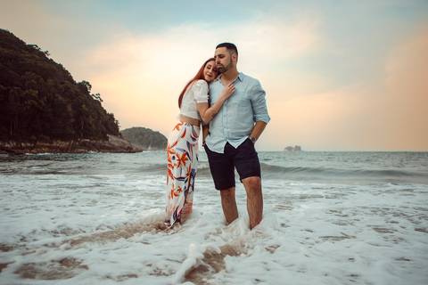 Inspiração e ideias criativas  ensaio fotográfico pré casamento de casal na Praia Sorocotuba - Guarujá - SP'