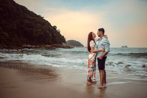 Inspiração e ideias criativas  ensaio fotográfico pré casamento de casal na Praia Sorocotuba - Guarujá - SP'