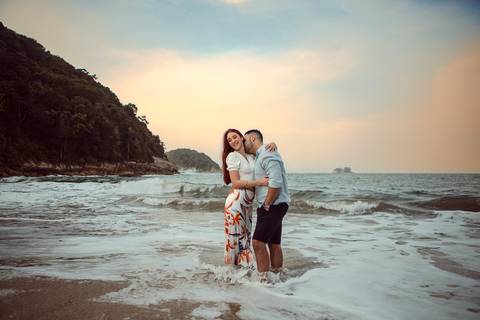 Inspiração e ideias criativas  ensaio fotográfico pré casamento de casal na Praia Sorocotuba - Guarujá - SP'