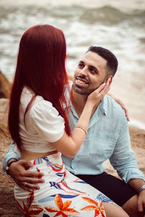 Inspiração e ideias criativas  ensaio fotográfico pré casamento de casal na Praia Sorocotuba - Guarujá - SP'