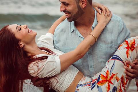 Inspiração e ideias criativas  ensaio fotográfico pré casamento de casal na Praia Sorocotuba - Guarujá - SP'