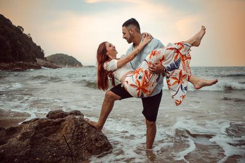 Inspiração e ideias criativas  ensaio fotográfico pré casamento de casal na Praia Sorocotuba - Guarujá - SP'