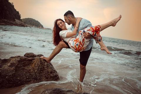 Inspiração e ideias criativas  ensaio fotográfico pré casamento de casal na Praia Sorocotuba - Guarujá - SP'