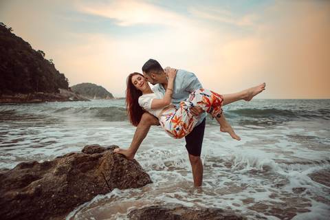 Inspiração e ideias criativas  ensaio fotográfico pré casamento de casal na Praia Sorocotuba - Guarujá - SP'