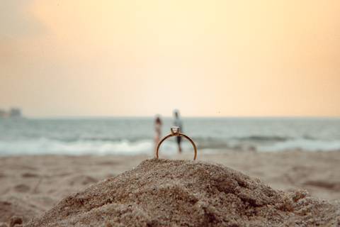 Inspiração e ideias criativas  ensaio fotográfico pré casamento de casal na Praia Sorocotuba - Guarujá - SP'