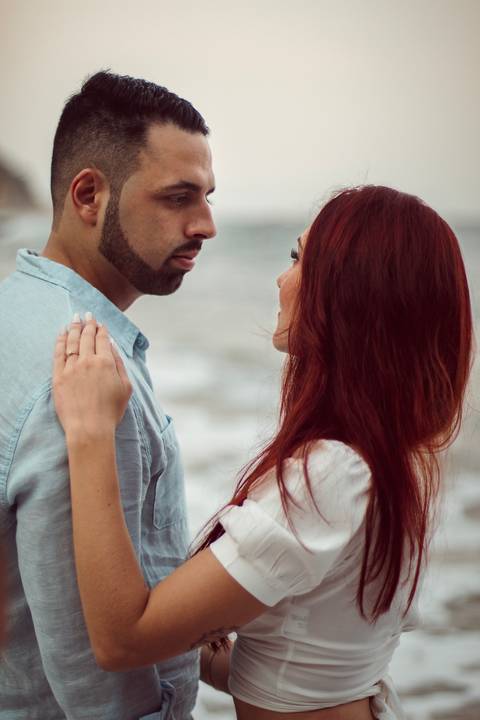 Inspiração e ideias criativas  ensaio fotográfico pré casamento de casal na Praia Sorocotuba - Guarujá - SP'