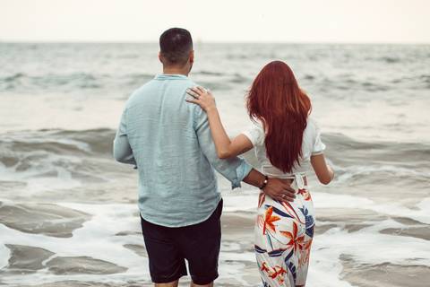 Inspiração e ideias criativas  ensaio fotográfico pré casamento de casal na Praia Sorocotuba - Guarujá - SP'