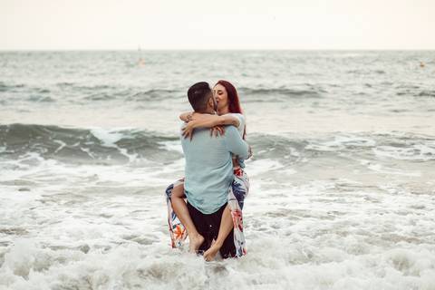 Inspiração e ideias criativas  ensaio fotográfico pré casamento de casal na Praia Sorocotuba - Guarujá - SP'