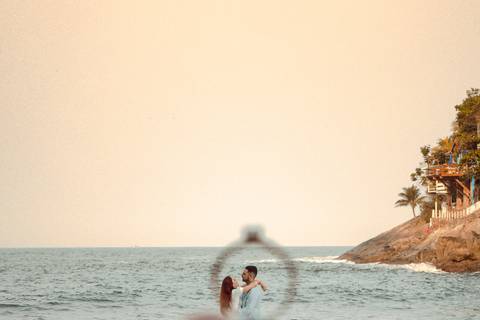 Inspiração e ideias criativas  ensaio fotográfico pré casamento de casal na Praia Sorocotuba - Guarujá - SP'