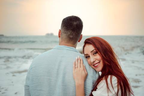 Inspiração e ideias criativas  ensaio fotográfico pré casamento de casal na Praia Sorocotuba - Guarujá - SP'