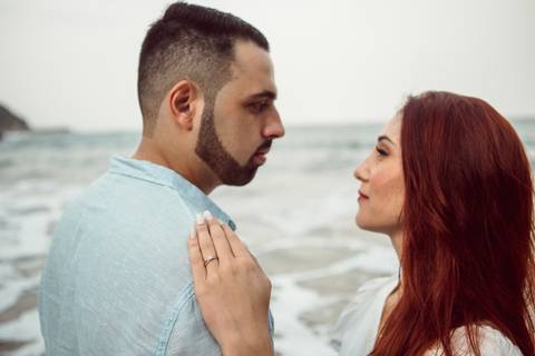 Inspiração e ideias criativas  ensaio fotográfico pré casamento de casal na Praia Sorocotuba - Guarujá - SP'