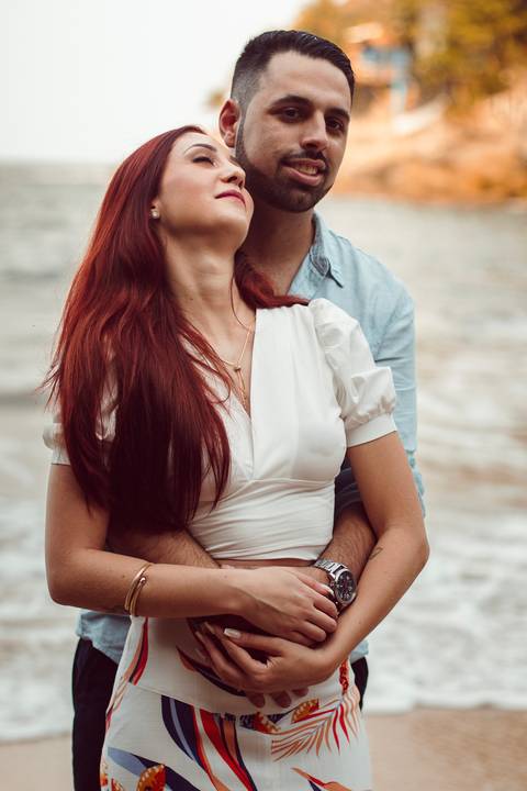 Inspiração e ideias criativas  ensaio fotográfico pré casamento de casal na Praia Sorocotuba - Guarujá - SP'