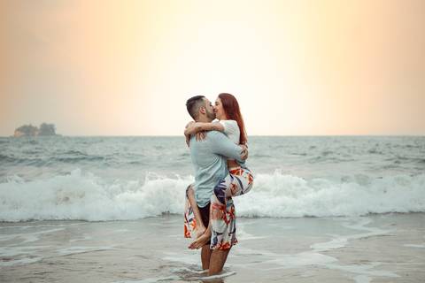 Inspiração e ideias criativas  ensaio fotográfico pré casamento de casal na Praia Sorocotuba - Guarujá - SP'