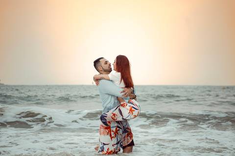 Inspiração e ideias criativas  ensaio fotográfico pré casamento de casal na Praia Sorocotuba - Guarujá - SP'