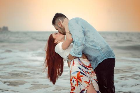 Inspiração e ideias criativas  ensaio fotográfico pré casamento de casal na Praia Sorocotuba - Guarujá - SP'