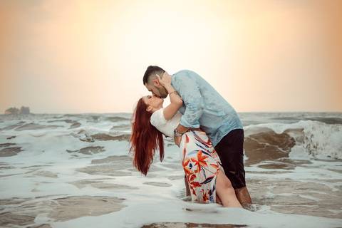 Inspiração e ideias criativas  ensaio fotográfico pré casamento de casal na Praia Sorocotuba - Guarujá - SP'