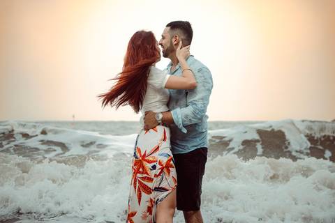 Inspiração e ideias criativas  ensaio fotográfico pré casamento de casal na Praia Sorocotuba - Guarujá - SP'