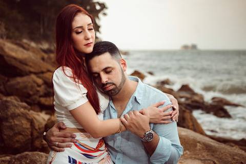 Inspiração e ideias criativas  ensaio fotográfico pré casamento de casal na Praia Sorocotuba - Guarujá - SP'