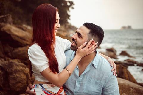 Inspiração e ideias criativas  ensaio fotográfico pré casamento de casal na Praia Sorocotuba - Guarujá - SP'