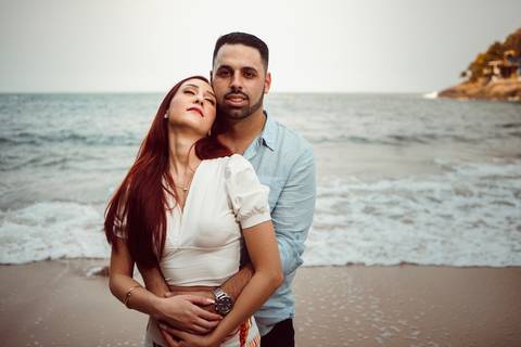 Inspiração e ideias criativas  ensaio fotográfico pré casamento de casal na Praia Sorocotuba - Guarujá - SP'