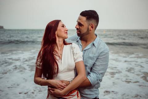 Inspiração e ideias criativas  ensaio fotográfico pré casamento de casal na Praia Sorocotuba - Guarujá - SP'