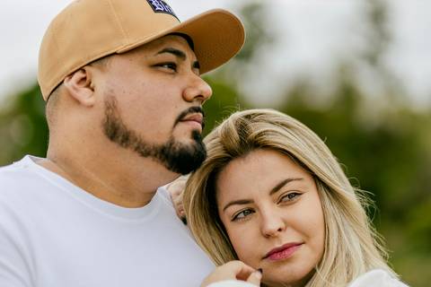 Inspiração e ideias criativas  ensaio fotográfico pré casamento de casal na Cabana Home - Araçoiaba da Serra - SP'
