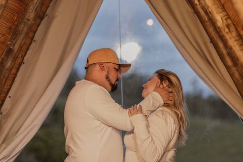 Inspiração e ideias criativas  ensaio fotográfico pré casamento de casal na Cabana Home - Araçoiaba da Serra - SP'