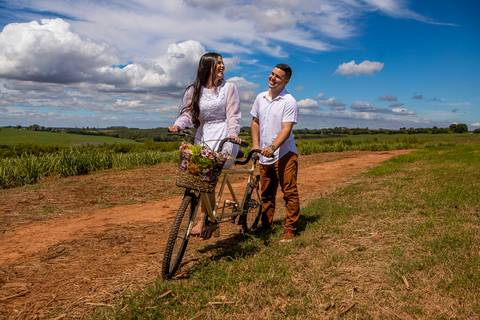 Inspiração e ideias criativas  ensaio fotográfico pré casamento de casal em  Holambra '