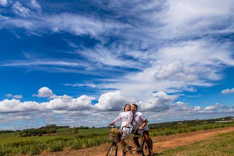 Inspiração e ideias criativas  ensaio fotográfico pré casamento de casal em  Holambra '