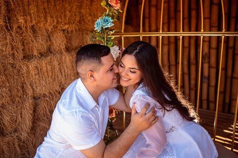 Inspiração e ideias criativas  ensaio fotográfico pré casamento de casal em  Holambra '