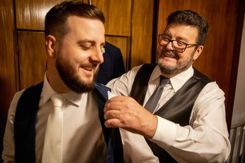 Inspiração e ideias criativas de fotos fotográfico de Making Of do noivo no Espaço Capela da PUC - Estação Pacaembu Eventos'