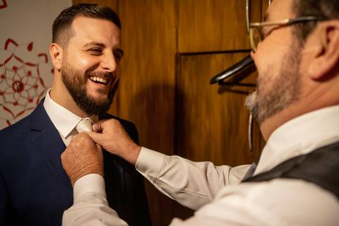 Inspiração e ideias criativas de fotos fotográfico de Making Of do noivo no Espaço Capela da PUC - Estação Pacaembu Eventos'