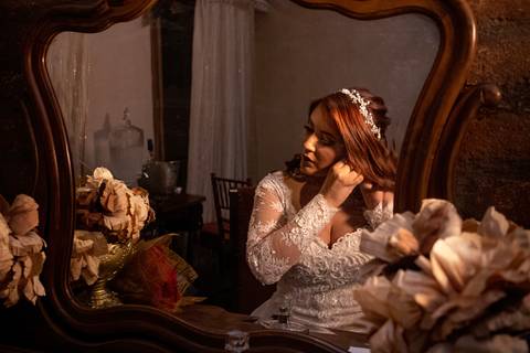 Inspiração e ideias criativas de fotos fotográfico de Making Of da noiva no Espaço Capela da PUC - Estação Pacaembu Eventos'