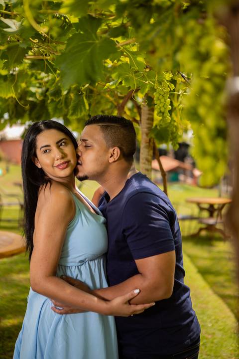 Inspiração e ideias criativas ensaio fotográfico pré casamento pré wedding de casal  canteiro de uva em São Roque - SP'
