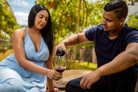 Inspiração e ideias criativas ensaio fotográfico pré casamento pré wedding de casal  canteiro de uva em São Roque - SP'