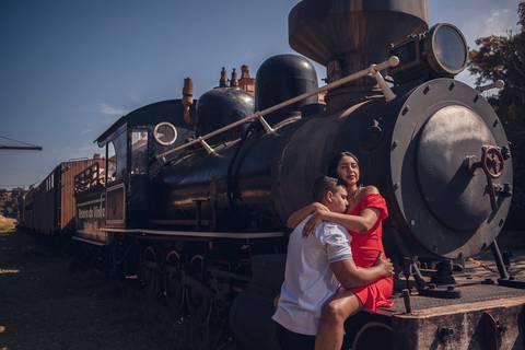 Inspiração e ideias criativas ensaio fotográfico pré casamento pré wedding de casal na ferroviária de São Roque - SP'