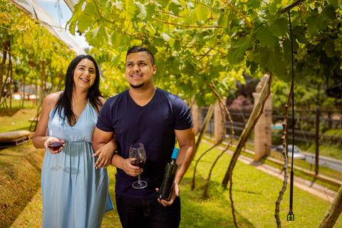 Inspiração e ideias criativas ensaio fotográfico pré casamento pré wedding de casal  canteiro de uva em São Roque - SP'