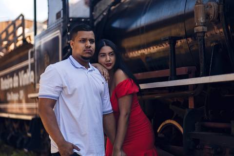Inspiração e ideias criativas ensaio fotográfico pré casamento pré wedding de casal na ferroviária de São Roque - SP'