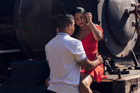 Inspiração e ideias criativas ensaio fotográfico pré casamento pré wedding de casal na ferroviária de São Roque - SP'