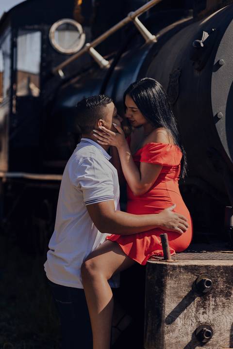 Inspiração e ideias criativas ensaio fotográfico pré casamento pré wedding de casal na ferroviária de São Roque - SP'